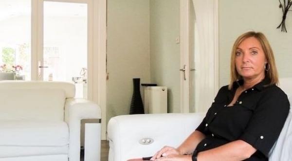 تصاب بجلطة في الدماغ بسبب خطأ في صالون الحلاقة