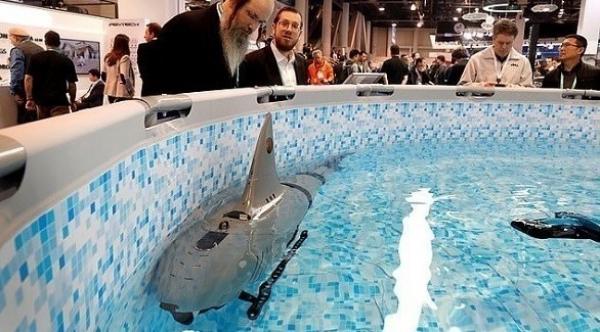 شركة صينية  تعرض سمكة قرش روبوتية قادرة على الغوص داخل أعماق البحار