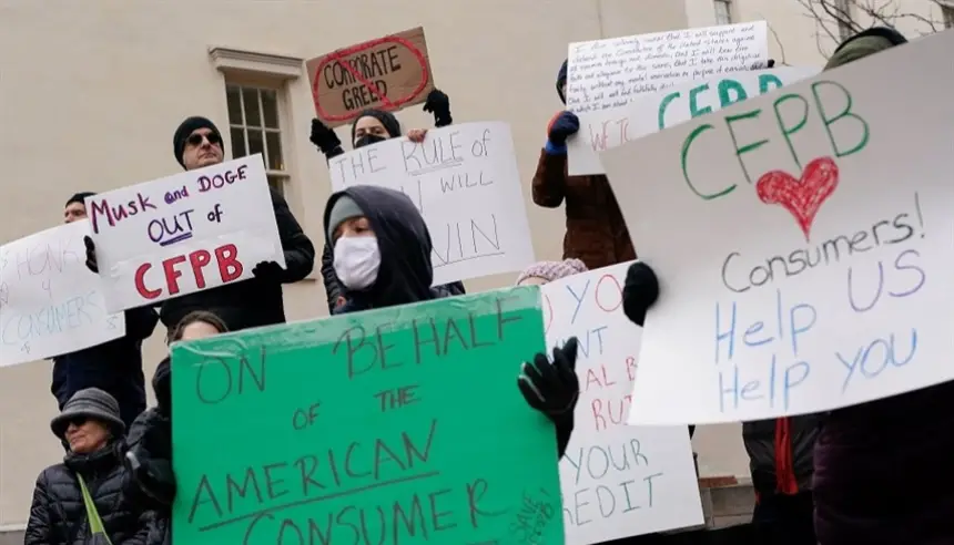 موظفو مكتب الحماية المالية للمستهلكين يحتجون ضد "هجوم" إيلون ماسك