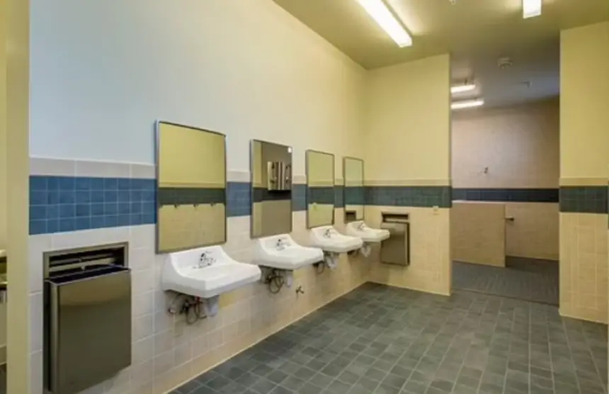 مدرسة تحظر المرايا في المراحيض لسبب مثير للجدل..