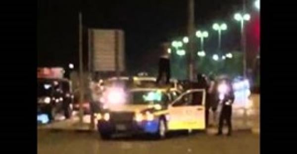 بالفيديو.. شاب يرقص فوق سيارة دورية مرور بالكويت