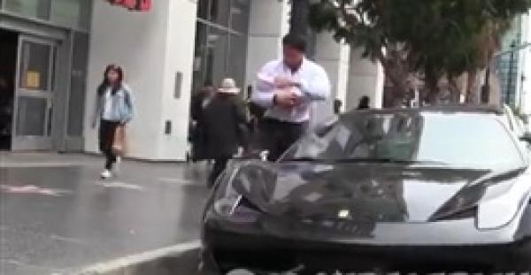 الفرق بين تعامل المارة مع أب غني وآخر فقير (فيديو)