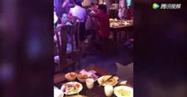 بالفيديو.. لحظة سقوط فأر من سقف مطعم وإثارة خوف الزبائن