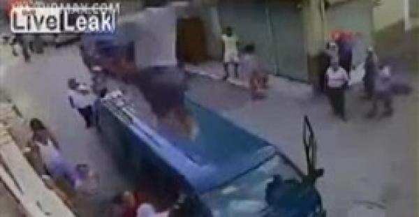 بالفيديو.. شاب يقفز من شرفة منزله ليتشاجر مع سائق صدم طفلًا