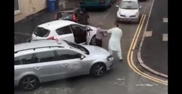 بالفيديو والصور.. أغرب مشاجرة بين سائقي سيارة في بريطانيا