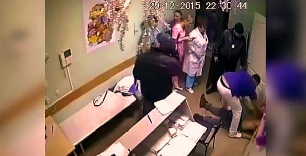 طبيب روسي ينقضّ على المريض ويقتله بلكمة واحدة