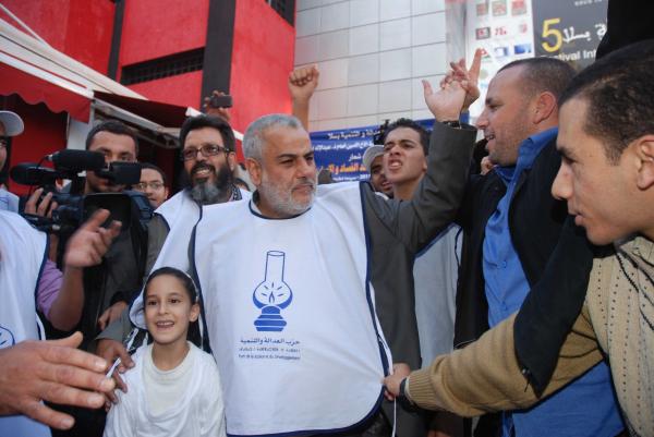 عبدالإله بنكيران يحتفل مع أسرته بعيد ميلاده بمناسبة بلوغه ...+  صورة الكعكة