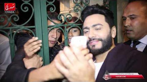 شوهة ...فوضى و صراخ و سيلفي وراء القضبان لتوديع تامر حسني