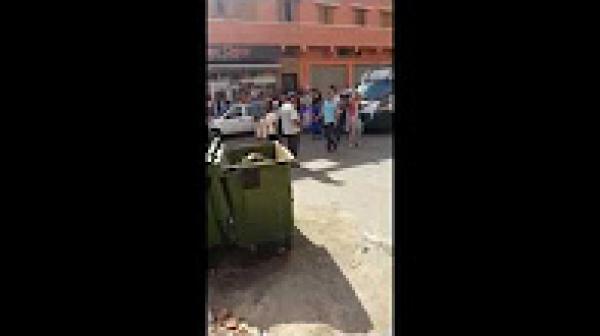 خطير بالفيديو +18...فتيات يعربدن في الشارع على الأمن وإحداهن تنزع ملابسها وتضرب سيارة الشرطة برأسها