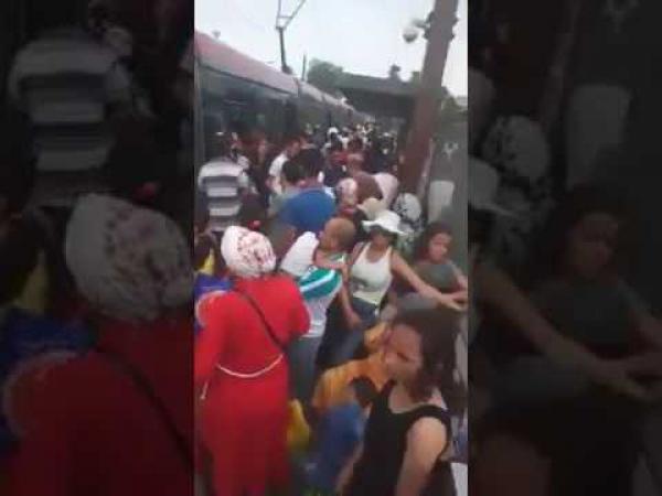 ازدحام لا يصدق للركوب في ترامواي الدارالبيضاء