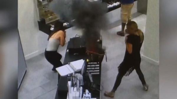 بالفيديو: لحظة انفجار سيجارة إلكترونية داخل حقيبة سيدة