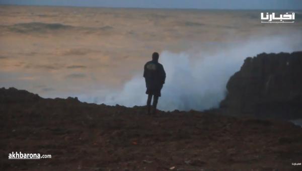 رغم تحذير الأرصاد.. مواطنون يغامرون ويلتقطون الصور جنب الأمواج العاتية