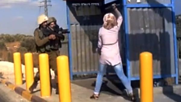 إسرائيلي يطلق النار على فلسطينية من مسافة صفر