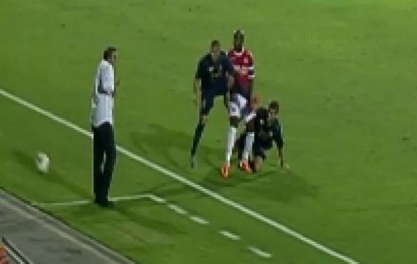 لاعب يكسر يد مدربه!