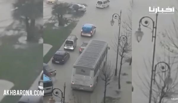 سيارات عالقة واضطراب في حركة السير .. فيديو جديد من فيضانات مدينة تطوان