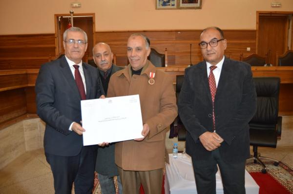 وزير العدل والحريات يَحُل ببني ملال ويُوَشِّح متقاعدين بأوسمة ملكية ويُشيد بتفانيهم وتضحياتهم (فيديو)