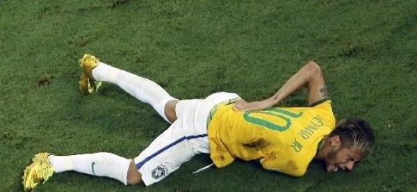 انتهاء كأس العالم بالنسبة لنيمار بعد تعرضه لكسر في إحدى فقرات ظهره