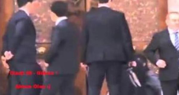 حراسة حذاء "أردوغان" أثناء صلاة العيد!