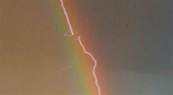 ألماني يلتقط صورة نادرة للبرق يضرب طائرة ركاب