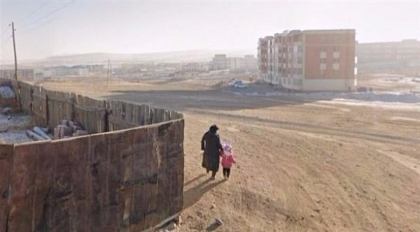 هذه المرأة تسافر حول العالم دون أن تغادر منزلها