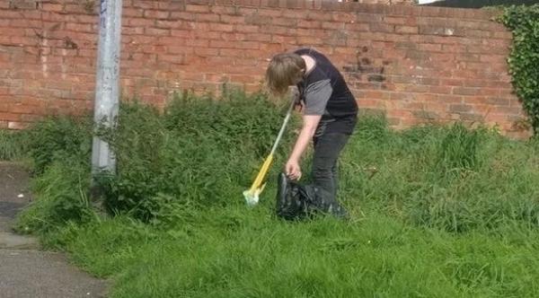 يطهر على فيسبوك و هو يرمي القمامة في الشارع فتعاقبه أمه بنفس الطريقة