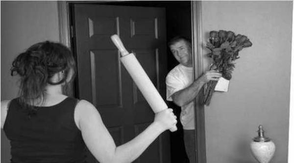 كلما تأخرعن منزله في الليل.. تفرض عليه زوجته غرامة مالية