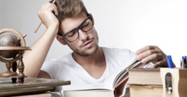 3 أطعمة تحميك من النسيان طوال الامتحانات