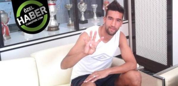 الدولي المغربي يوسف حجي يرفع شعار "رابعة" من تركيا