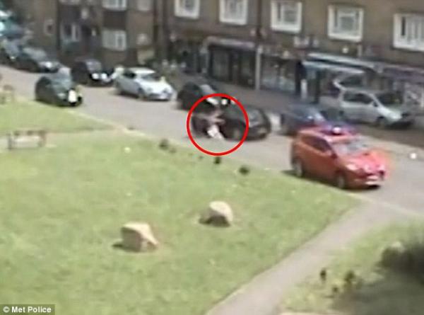 بالفيديو: فتاة تقفز من سيارة بعد اختطافها بلحظات