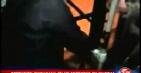 بالفيديو.. فتاتان تؤدبان لصًا وتجردانه من ثيابه