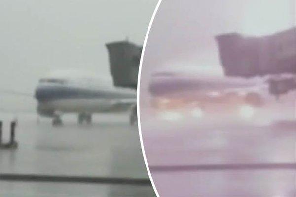 بالفيديو: صاعقة قوية تفجر عجلات طائرة ركاب