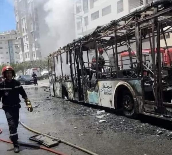 تطوان تنجو من كارثة.. النيران تحول حافلة للنقل الحضري إلى كومة رماد (صور)