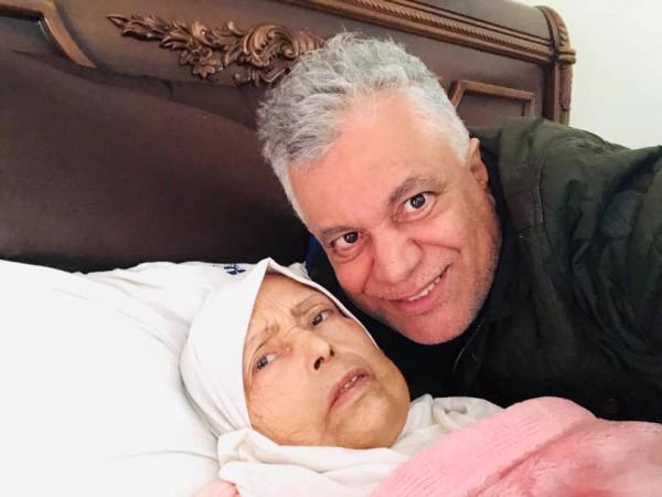 الفنان المغربي محمد الخياري يفقد والدته