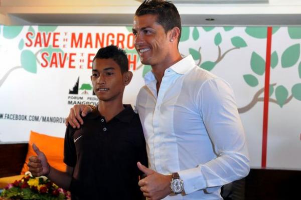 قصة مؤثرة : طفل أنقذه ‫‏كريستيانو‬ رونالدو من تسونامي يوقع لسبورتينغ لشبونة