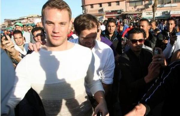 جماهير جامع الفنا تحاصر مانويل نوير حارس مرمى بايرن ميونيخ 