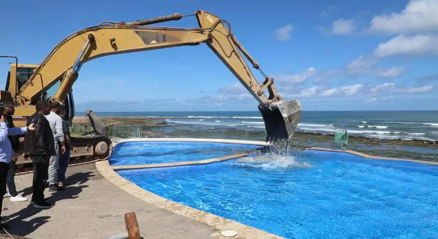 لحظة هدم مسبح الإقامات الفاخرة المطل على البحر بدار بوعزة