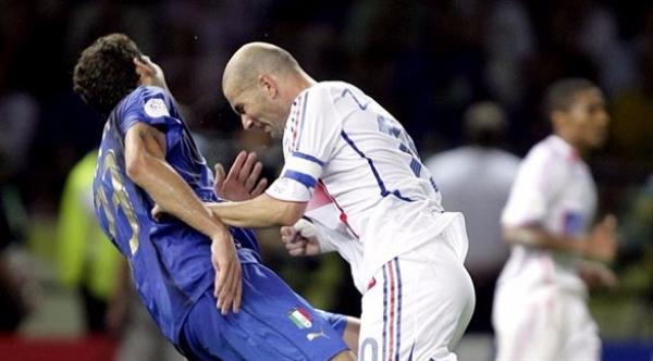 نطحة على طريقة زيدان تنتهي بمعركة كروية