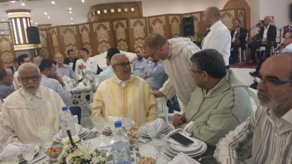 وزير العدل والحريات يوضح حقيقة جلوسه رفقة بن كيران في مائدة عليها الخمر وأمامها الراقصات!