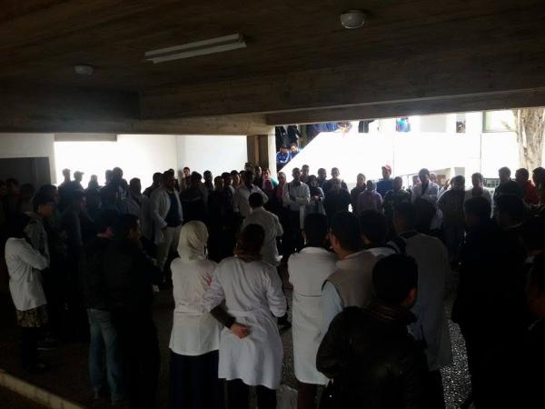 الأساتذة المتدربون يقاطعون الدروس ويحتجون أمام المركز الجهوي لمهن التربية والتكوين بإنزكان