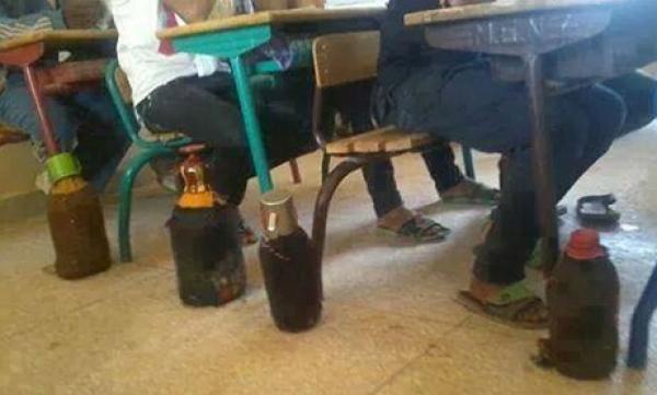 صورة لتلاميذ بجانبهم "بيدوات" الماء مغلفة بالقماش، تُثير سخرية على صفحات  الفايسبوك