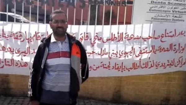 بالفيديو... ضحية بترت يده بعد "خطأ طبي" يحتج على طريقته أمام مصحة خاصة