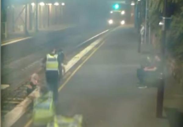 فتاة تنجو من الموت بأعجوبة (فيديو)