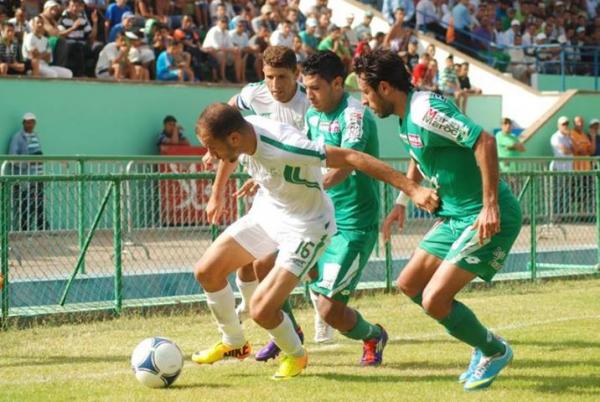 بالفيديو - أولمبيك آسفي بعشرة لاعبين ينتزع التعادل من الرجاء البيضاوي