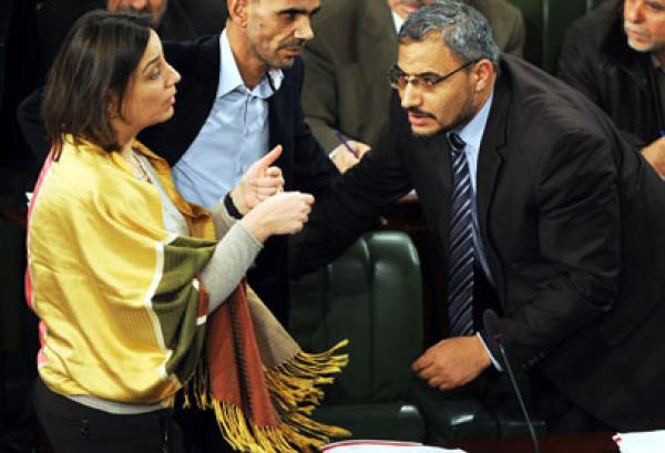 إنهاء دستور تونس ينقل صراع العلمانيين مع النهضة للمجتمع