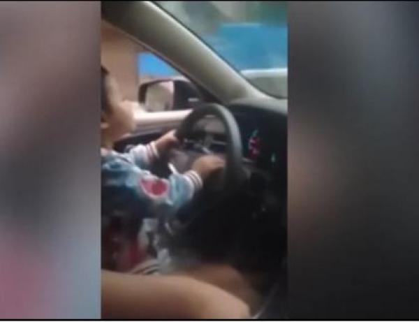 بالفيديو: صيني يعلم طفله قيادة السيارة في شارع مزدحم
