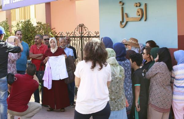 بالفيديو: مؤسسة خاصة بمراكش تفرض على التلاميذ شراء بذلة تحمل "لوغو" المؤسسة وأوليائهم يحتجون
