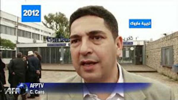 أمزازي محتجا على رفع رسوم تسجيل أبنائه الدراسية سنة 2012