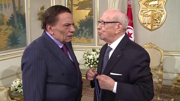 شاهد.. موقف كوميدي بين الرئيس التونسي والزعيم عادل إمام أثناء تكريمه