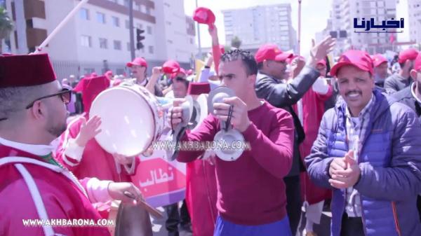 "السطاج الاخر" في فاتح ماي .. الشعارات العمالية على أنغام "الدقايقية"