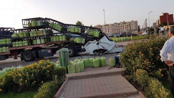 بالصور ...حادثة غريبة لشاحنة محملة بقنينات الغاز وهكذا نجى سائقها من الموت 